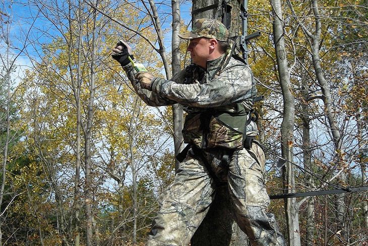 How to Use a Safety Harness While Hunting